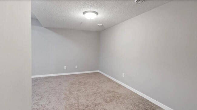 Foto del edificio - Stylish 4-Bedroom Townhome with Modern Fin...