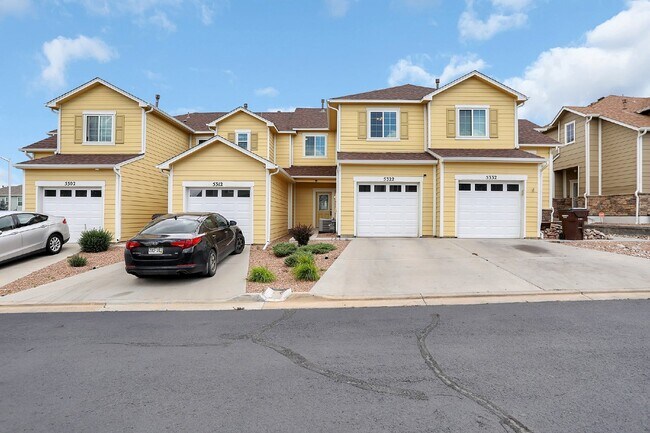 Building Photo - "Charming 2-Bedroom Townhouse with 2.5 Bat...