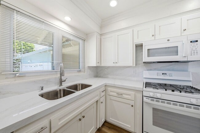 Building Photo - Beautifully Updated 3 Bedroom Home in Desired Costa Mesa Location