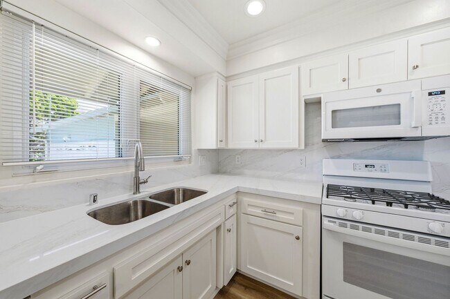 Foto del edificio - Beautifully Updated 3 Bedroom Home in Desired Costa Mesa Location