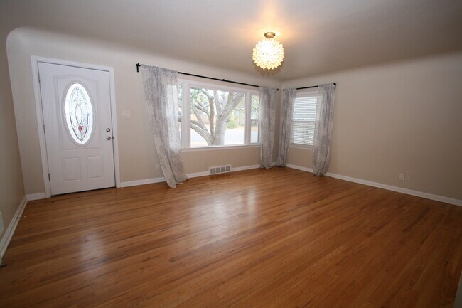 Building Photo - Charming 3 Bedroom Ranch Style Home in Dis...