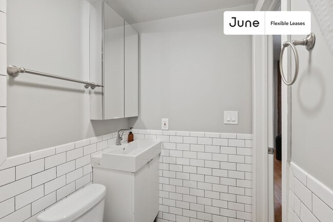 Building Photo - Full bedroom in 2 bed/1 bath Home