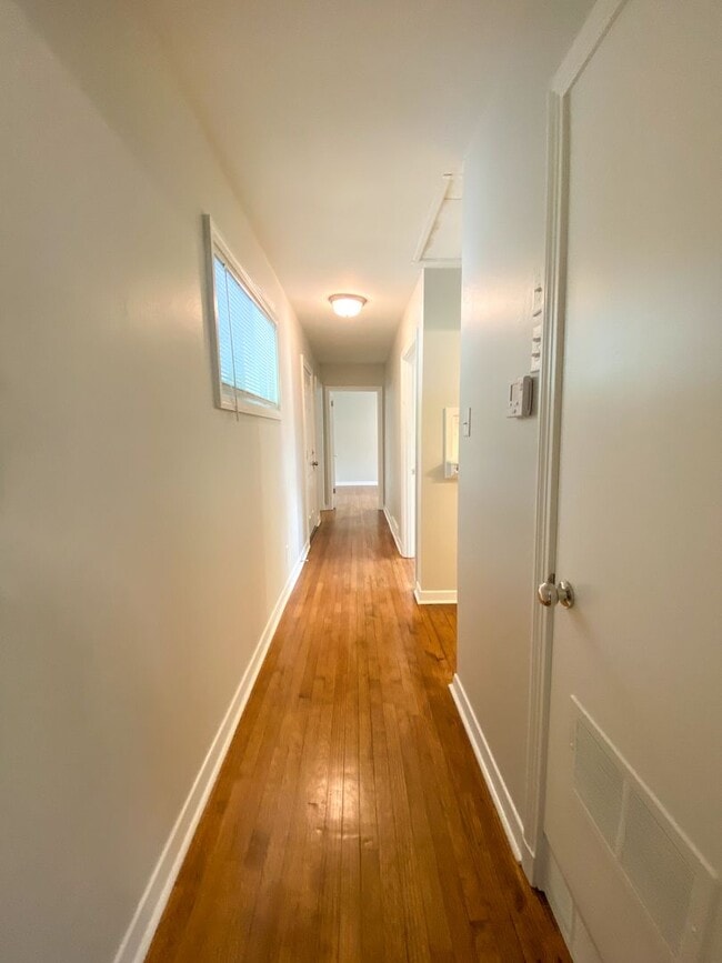 Building Photo - 4 Bed 2 bath with updated bathrooms