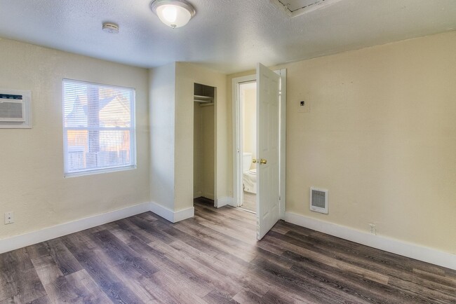 Building Photo - 411 S Naches Ave
