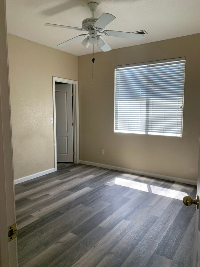 Building Photo - 6 BR 3 BA 2 Story home available in Visalia now