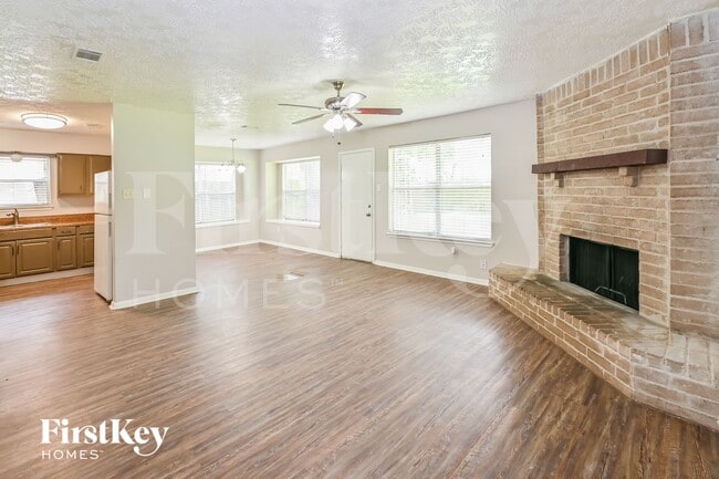 Foto del edificio - 15823 Baybriar Dr