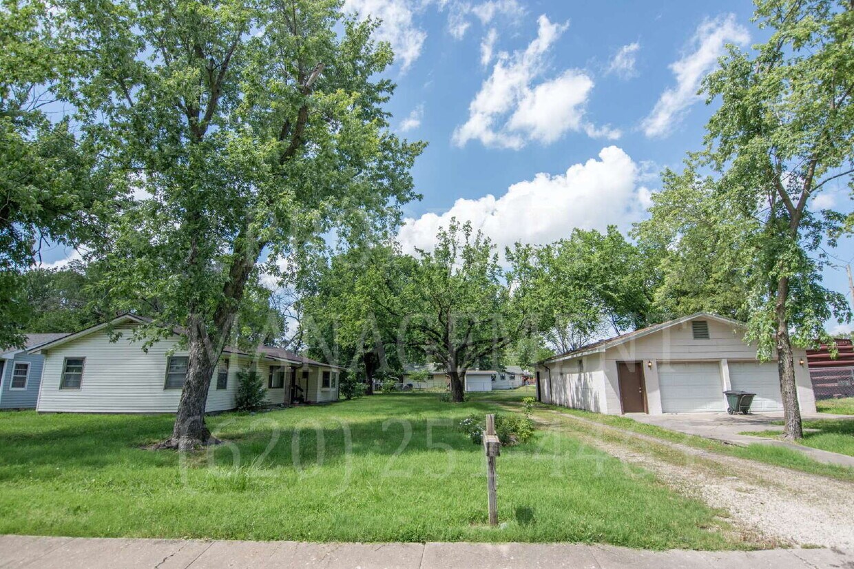Foto principal - 3-Bed, 1.5-Bath with Detached Dual-Access ...