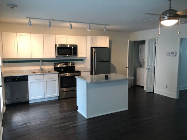 Building Photo - 1BD/1BA Condo on St Charles Ave with Gated...