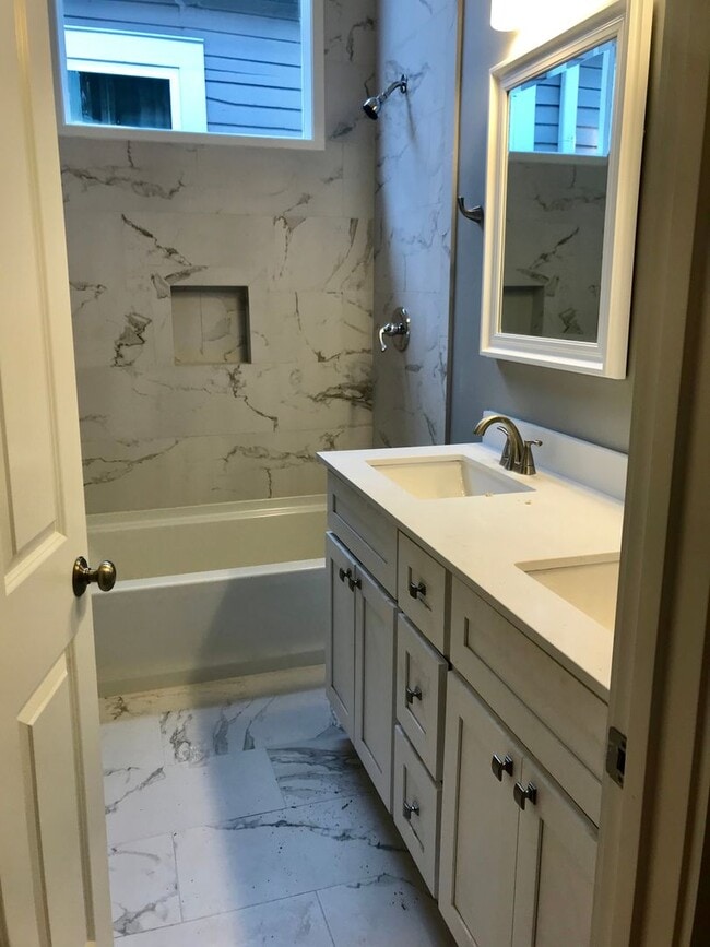 Building Photo - 919-919 N Prieur St