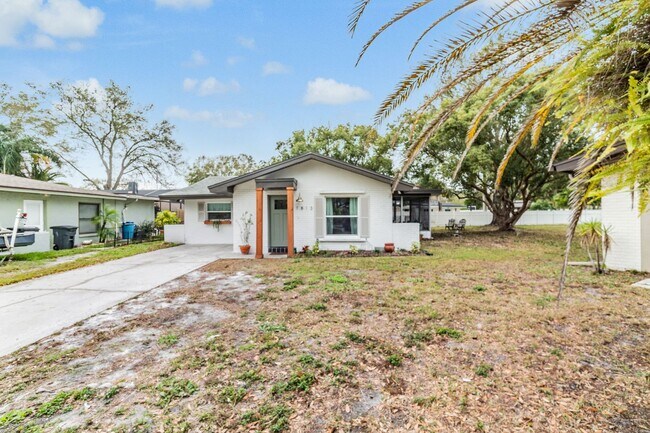Building Photo - 1813 Chinaberry Dr