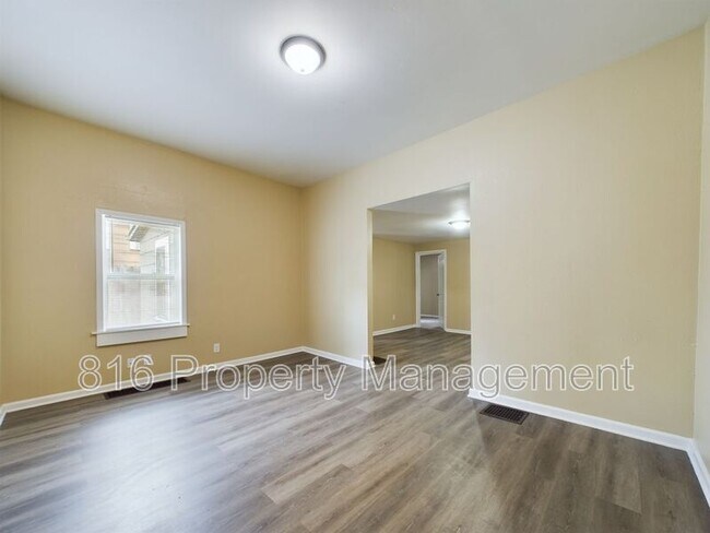 Building Photo - 211 N Crysler Ave