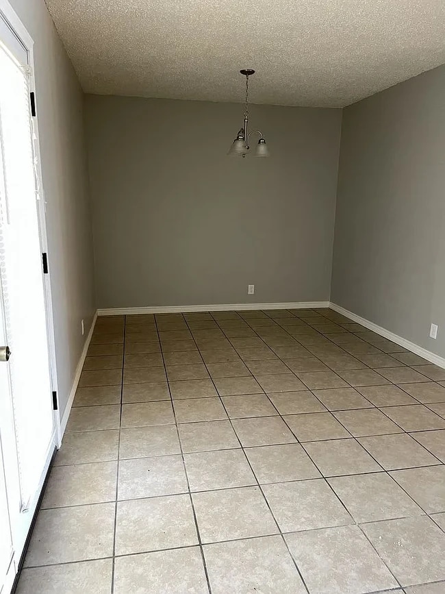 Building Photo - 881 Ridgewood Dr
