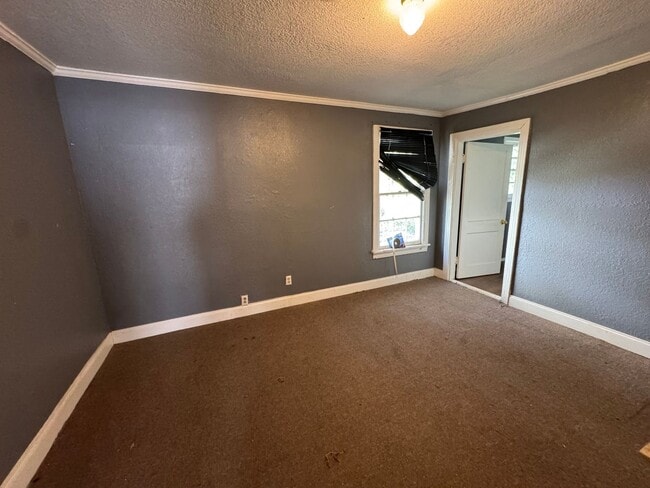 Building Photo - Refreshed 3 Bedroom Home