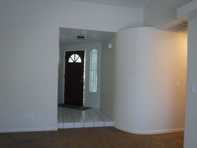 Building Photo - Great Neighborhood Close to Schools and Sh...