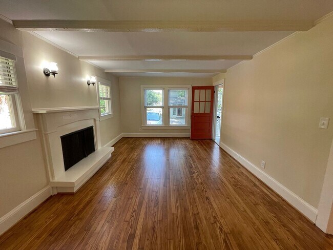Building Photo - College Hill area Guest house
