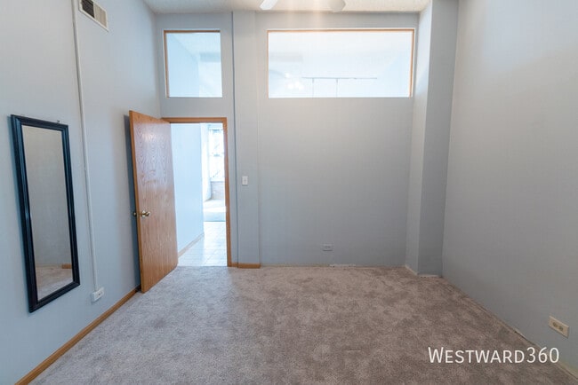 Building Photo - 812 W Van Buren St