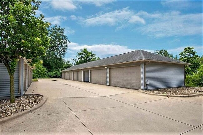Building Photo - $1,195 | 2 Bedroom, 2 Bathroom Condo | No ...