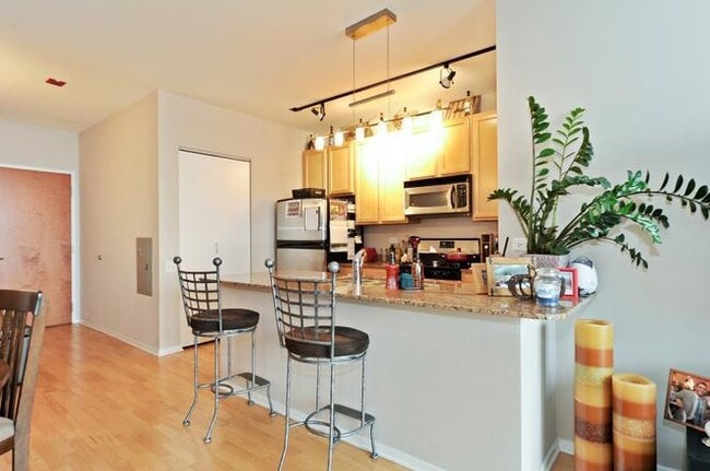 Building Photo - 210 S Desplaines St