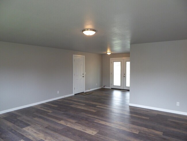 Building Photo - Remodeled 2 bd 1 bath home w/Garage and Fe...