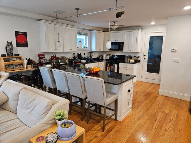 NO FEE!! GORGEOUS LOWER ALLSTON 5 BED/3 BATH WITH A/C, WASHER/DRYER, PARKING - NO FEE!!  GORGEOUS LOWER ALLSTON 5 BED/3 BATH WITH A/C, WASHER/DRYER, PARKING House