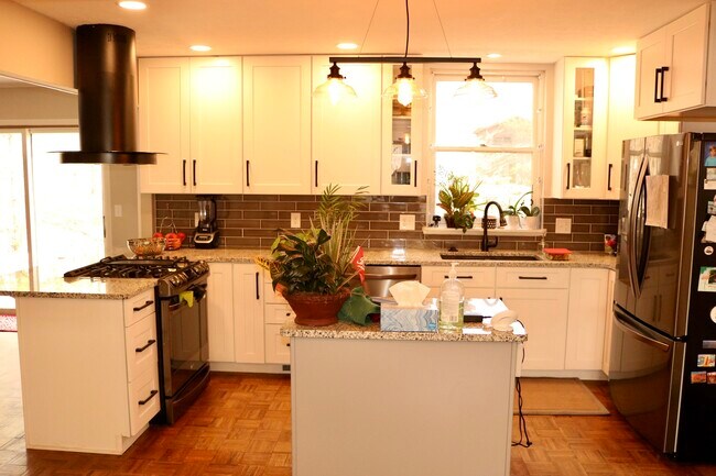 Building Photo - 2203 S Montclair Ave