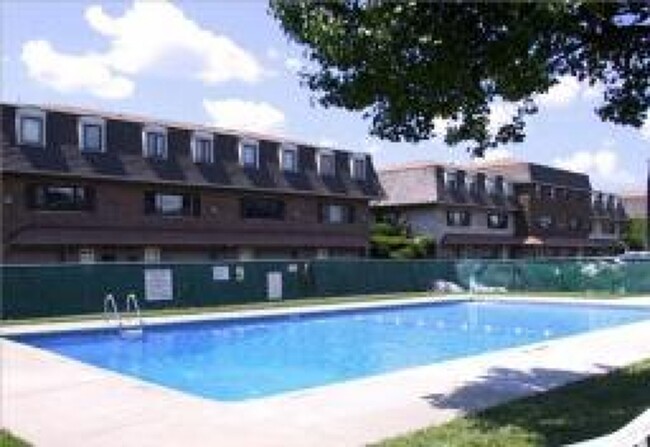 Building Photo - 565 Grove St