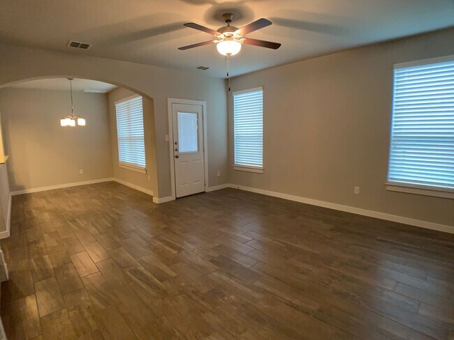 Building Photo - 3 Bedrooms w Game Room / Balcony / Covered...