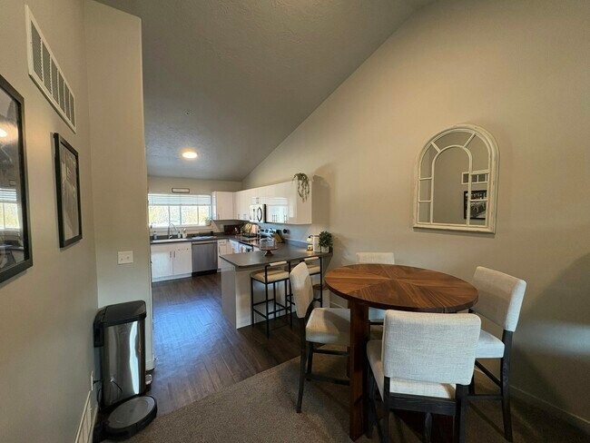 Foto del edificio - 64 W 600 S