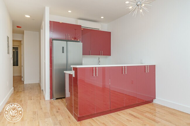 Foto del edificio - 472 Gates Ave