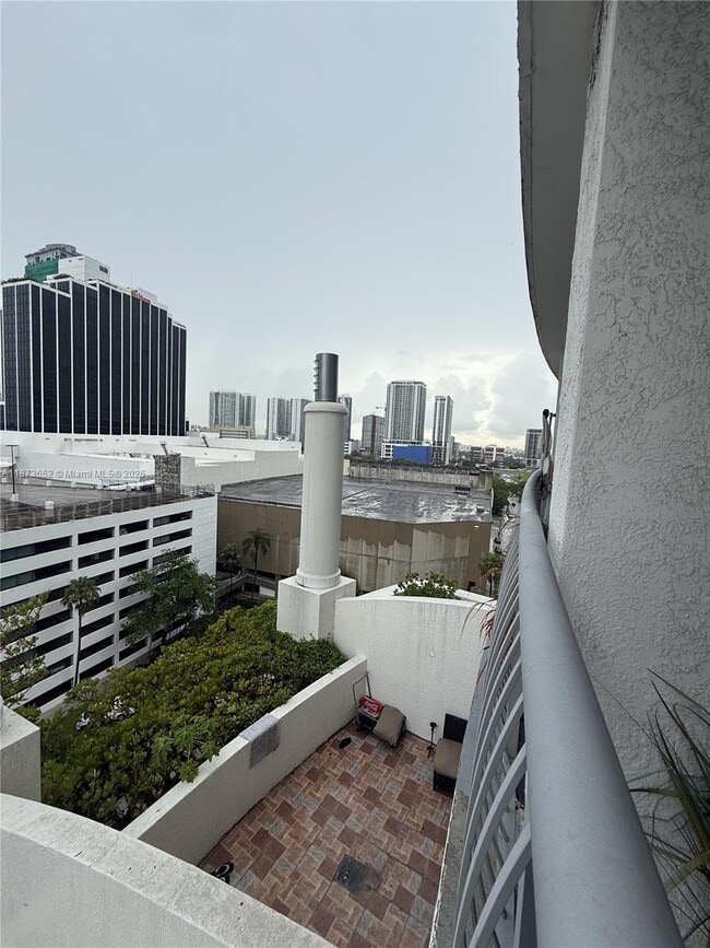 Building Photo - 1750 N Bayshore Dr