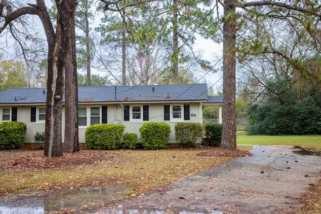 Building Photo - Welcome to this beautiful 1 bedroom and 1 bath unit in a stellar location!