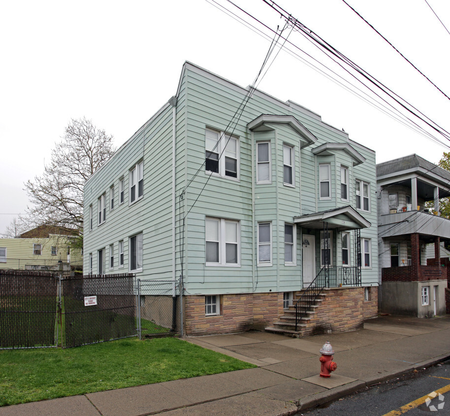 Foto principal - 68 MacArthur Ave