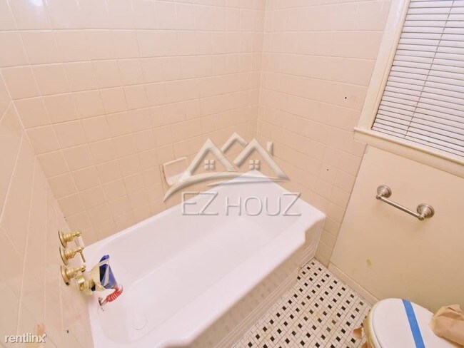 Building Photo - 3 br, 1.5 bath Apartment - 1549 Clairidge Rd