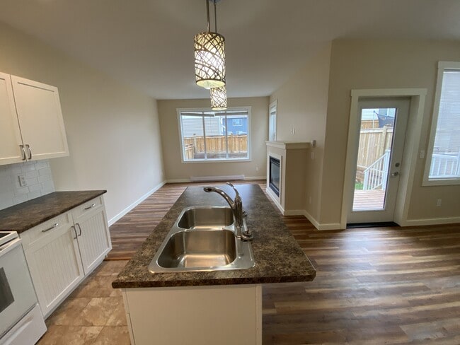 Photo du bâtiment - 1616-1688 88 Ave