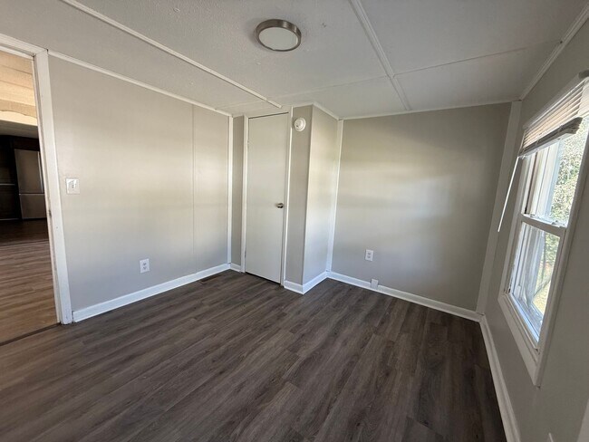 Building Photo - Beautiful 4 Bedroom 2 bathroom home for lease