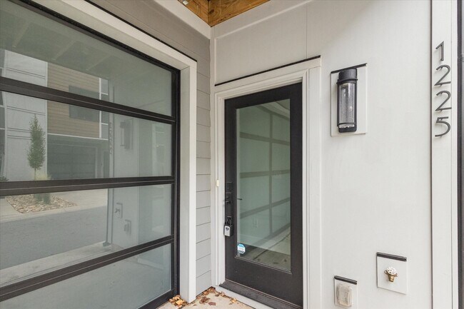 Building Photo - 1225 Minter Pl