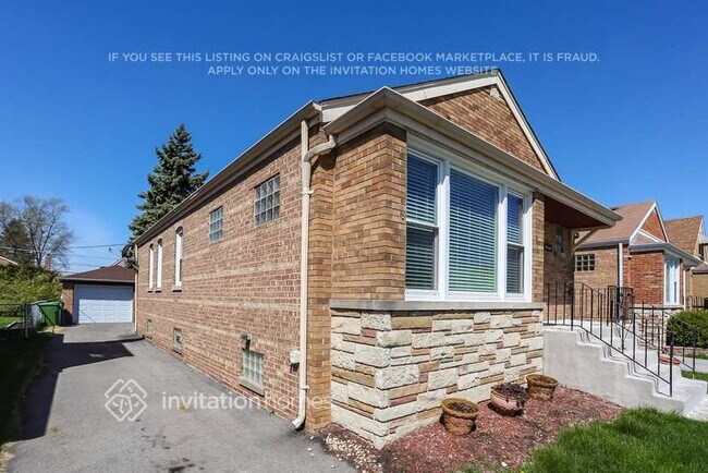 Building Photo - 9024 S Albany Ave