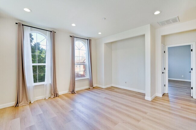 Foto del edificio - Beautiful 2 Bed 2 Bath End Unit Townhome in Communication Hills!