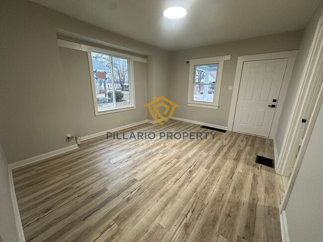 Foto del edificio - Welcome home to this beautiful 2 bedroom, 2 full bath in Forest Manor, just minutes from the Fair...