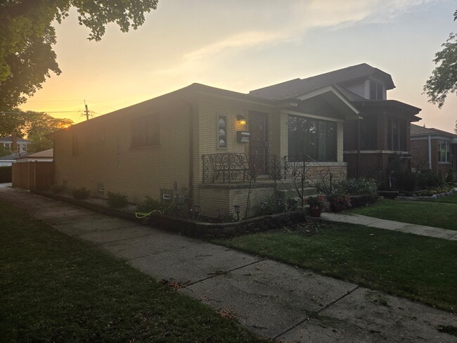 Building Photo - 5300 N Mason Ave
