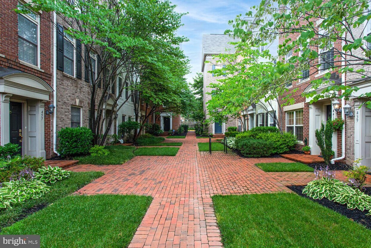 Primary Photo - 445 N George Mason Dr