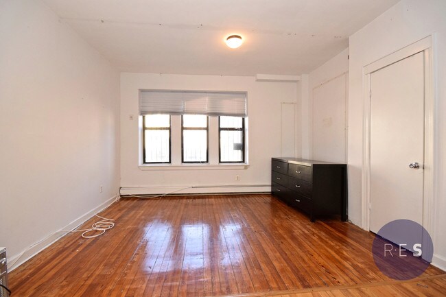 Building Photo - 326 22nd St