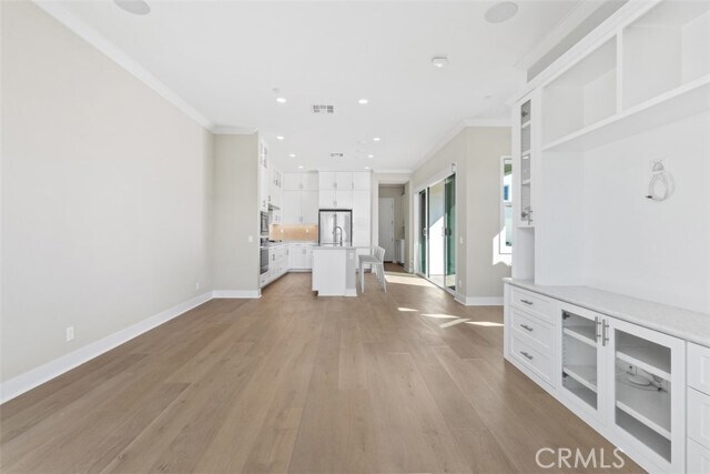 Building Photo - 157 Novel