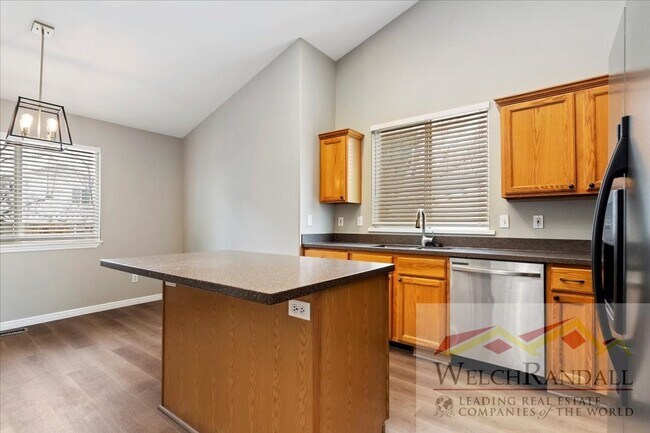 Building Photo - Stunning 5-Bedroom Home in Sandy – Move-In Ready