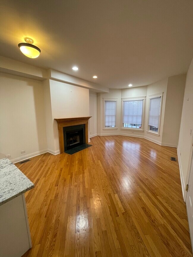 Building Photo - 1657 W Wrightwood Ave