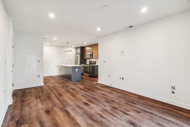 Interior Photo - Graduate Pointe