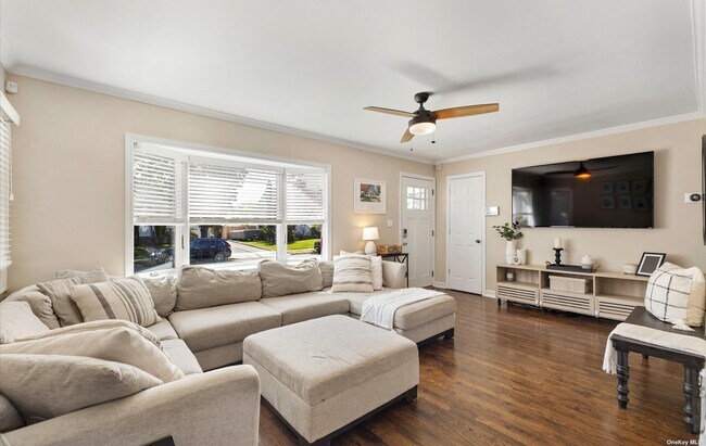 Building Photo - 796 Flowerdale Dr