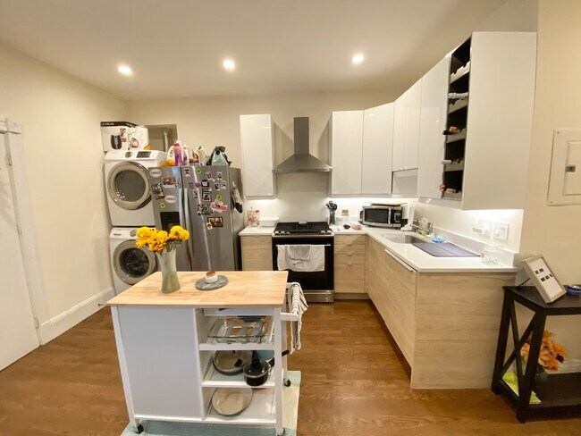 Building Photo - 110 Buttonwood St