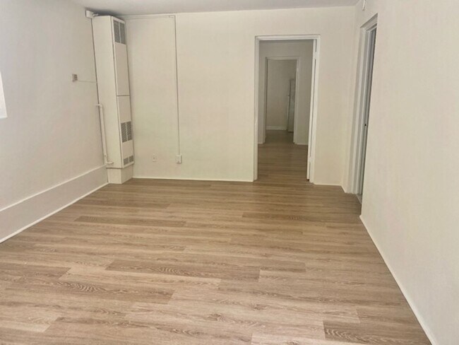 Foto del edificio - Charming Renovated 1BR – Water & Parking I...