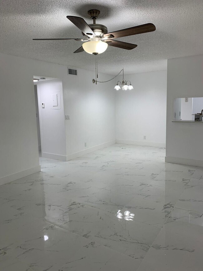 Foto del edificio - 1021 Twin Lakes Dr